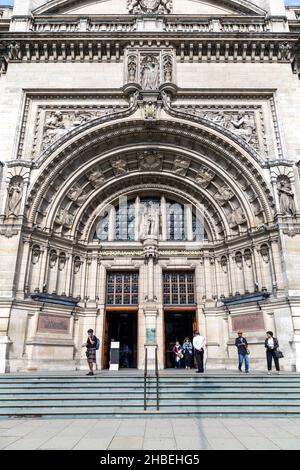 Porta d'ingresso ad arco con decorazioni d'archivio all'ingresso del Victoria and Albert Museum, South Kensington, Londra, Regno Unito Foto Stock