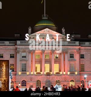 Londra, Grande Londra, Inghilterra, dicembre 15 2021: Ice Skating Venue at Somerset House on the Strand. Foto Stock