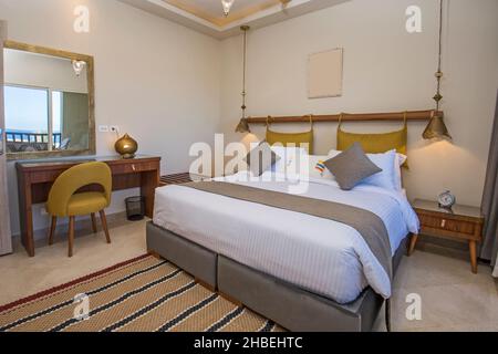 Arredamento di design interno arredamento di lusso show home camera da letto mostra mobili letto matrimoniale con vista mare Foto Stock