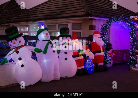 Parkstone, Poole, Dorset, Regno Unito. 19th dicembre 2021. L'ultimo fine settimana prima di Natale e i visitatori da vicino e da lontano si dirigono verso la famosa mostra di luci di Natale sulle proprietà di Runton Road, dove i proprietari competono per la migliore esposizione e per raccogliere soldi per varie associazioni di beneficenza. Credit: Carolyn Jenkins/Alamy Live News Foto Stock