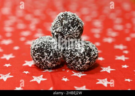 Dolci di Natale. Palle di rum avvolte in cocco. Biscotti di Natale fatti in casa tradizionali nella Repubblica Ceca. Foto Stock