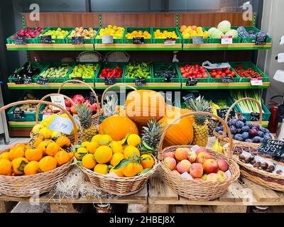 Mercato della frutta con vari colorata frutta fresca e verdura Foto Stock