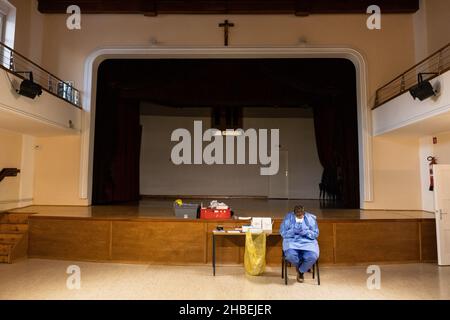 Naklo, Slovenia. 19th Dic 2021. Un operatore medico attende che le persone vengano a sottoporsi a test per la COVID-19 in uno dei 62 centri di vaccinazione che lavorano straordinari durante una campagna di promozione della vaccinazione a livello nazionale. In Slovenia inizia una campagna promozionale di vaccinazione COVID-19 di cinque giorni, in cui 62 centri di vaccinazione nel paese e le unità di vaccinazione mobile lavorano straordinari, il personale della protezione civile e della Croce Rossa fornisce il trasporto gratuito ai siti di vaccinazione e vengono istituiti centri di vaccinazione notturna. Credit: SOPA Images Limited/Alamy Live News Foto Stock