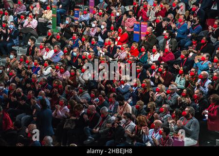 Il pubblico al congresso del PSC (Partito Socialista di Catalogna).Pedro Sanchez, presidente del governo spagnolo, chiude il Congresso straordinario 'Governar Catalunya, som-hi' (governare la Catalogna, qui siamo) del suo partito, PSC (Partito Socialista di Catalogna) In Catalogna si rivolge alla ratifica del leader socialista al Parlamento della Catalogna, Salvador Illa, in qualità di primo segretario del partito, e con il quale il PSC vuole stabilirsi come alternativa per governare il Generalitat della Catalogna. Anche il Congresso tenuto presso il Centro Internazionale di Barcellona è stato atten Foto Stock