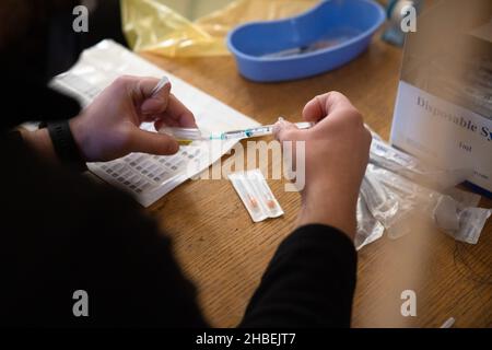 Naklo, Slovenia. 19th Dic 2021. Un operatore medico si prepara a somministrare un vaccino COVID-19 in un'unità di vaccinazione mobile durante una campagna di promozione della vaccinazione a livello nazionale. In Slovenia inizia una campagna di promozione della vaccinazione COVID-19 di cinque giorni, in cui 62 centri di vaccinazione nel paese e le unità di vaccinazione mobile lavorano straordinari, il personale della protezione civile e della Croce Rossa fornisce il trasporto gratuito ai siti di vaccinazione e vengono istituiti centri di vaccinazione notturna. (Foto di Luka Dakskobler/SOPA Images/Sipa USA) Credit: Sipa USA/Alamy Live News Foto Stock