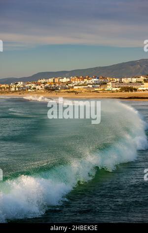 Vento levante che fa le onde nell'oceano, Tarifa, Cadiz, Andalusia, Spagna Foto Stock