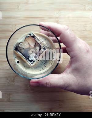 Donna che tiene un bicchiere di caffè ghiacciato Foto Stock