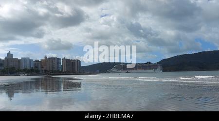 Santos, San Paolo, Brasile. 19th Dic 2021. (INT) la nave MSC arriva al porto di Santos per la stagione delle crociere. 19 dicembre 2021, Santos, Sao Paulo, Brasile: La nave MSC arriva al porto di Santos, sulla costa meridionale di Sao Paulo, ONS Domenica (19), durante l'inizio della stagione di crociera sulla costa brasiliana. I TRIPS vengono mantenuti con tutti i protocolli per impedire la diffusione di Covid-19. (Credit Image: © Luigi Bongiovanni/TheNEWS2 via ZUMA Press Wire) Foto Stock