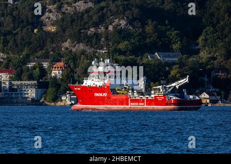 Nave di appoggio e di scorta Thor Frigg a Byfjorden, al largo del porto di Bergen, Norvegia. Foto Stock