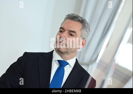 Presentazione del coordinamento delle crisi a livello nazionale del COVID nella Cancelleria federale con il Cancelliere federale Karl Nehammer Foto Stock