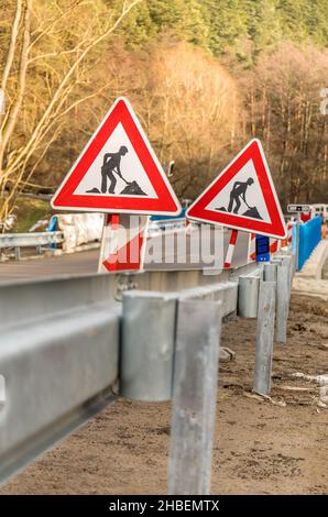 Segnaletica stradale lavoro su strada. Lavori di completamento della costruzione di un ponte su una strada di campagna nella Repubblica Ceca. Passaggio attraverso la costruzione s Foto Stock