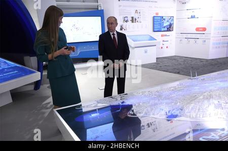 Mosca, Russia. 16 dicembre 2021. Il presidente russo Vladimir Putin tournée in una mostra dell'Agenzia per le iniziative strategiche realizzazioni e progetti futuri prima della riunione annuale del Consiglio di sorveglianza, 16 dicembre 2021 a Mosca, Russia. Credit: Mikhail Metzel/Kremlin Pool/Alamy Live News Foto Stock