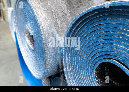 Rotoli isolanti - schiuma di polietilene ricoperta da un foglio di alluminio Foto Stock