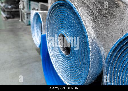 Rotoli isolanti - schiuma di polietilene ricoperta da un foglio di alluminio Foto Stock