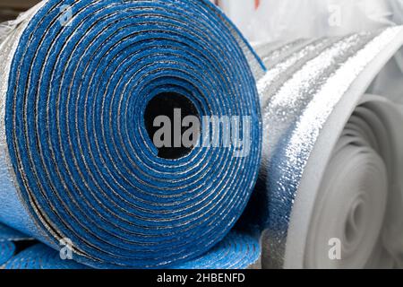 Rotoli isolanti - schiuma di polietilene ricoperta da un foglio di alluminio Foto Stock