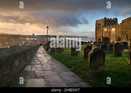 Nel tardo pomeriggio, in inverno, vista su Whitby dalla storica chiesa di St Mary, Whitby, North Yorkshire, Regno Unito Foto Stock