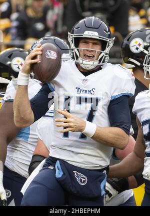 Pittsbugh, Stati Uniti. 19th Dic 2021. Tennessee Titans quartterback Ryan Tannehill (17) celebra il suo touchdown nel primo trimestre contro il Pittsburgh Steelers a Heinz Field domenica 19 dicembre 2021. Foto di Archie Carpenter/UPI Credit: UPI/Alamy Live News Foto Stock