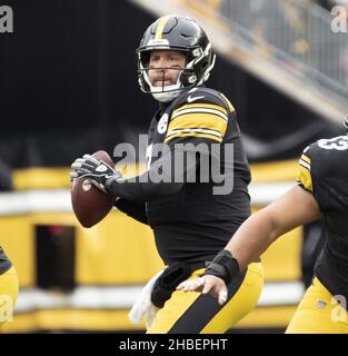 Pittsbugh, Stati Uniti. 19th Dic 2021. Pittsburgh Steelers quarterback ben Roethlisberger (7) lancia nel primo trimestre contro i Tennessee Titans a Heinz Field domenica 19 dicembre 2021. Foto di Archie Carpenter/UPI Credit: UPI/Alamy Live News Foto Stock