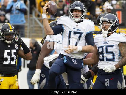 Pittsbugh, Stati Uniti. 19th Dic 2021. Tennessee Titans quartterback Ryan Tannehill (17) celebra il suo touchdown nel primo trimestre contro il Pittsburgh Steelers a Heinz Field domenica 19 dicembre 2021. Foto di Archie Carpenter/UPI Credit: UPI/Alamy Live News Foto Stock