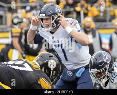 Pittsbugh, Stati Uniti. 19th Dic 2021. Tennessee Titans quarterback Ryan Tannehill (17) si avvicina dietro il centro e si rivolge al suo offesa nel primo trimestre contro i Pittsburgh Steelers a Heinz Field domenica 19 dicembre 2021. Foto di Archie Carpenter/UPI Credit: UPI/Alamy Live News Foto Stock