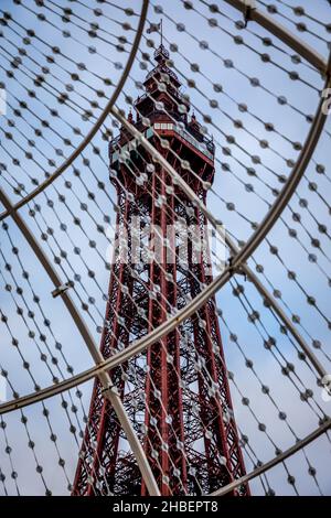 Blackpool Tower attraverso le illuminazioni, Blackpool, Lancashire Foto Stock