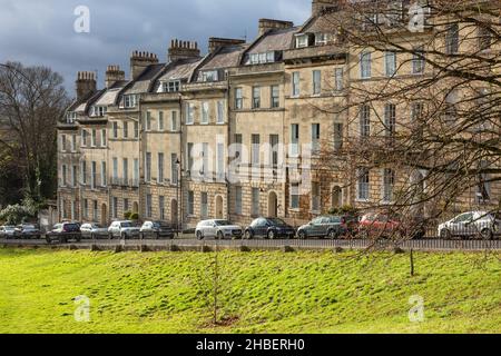 Architettura georgiana classica degli edifici di Marlborough nella città di Bath vicino a Victoria Park. Un sito patrimonio dell'umanità dell'UNESCO. Bath, Somerset, Inghilterra. Foto Stock