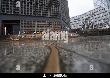 Berlino, Berlino-Charlottenburg, Germania. 19th Dic 2021. Berlino: Fiori, ghirlande e candele per le vittime di Breitscheidplatz. (Credit Image: © Simone Kuhlmey/Pacific Press via ZUMA Press Wire) Foto Stock