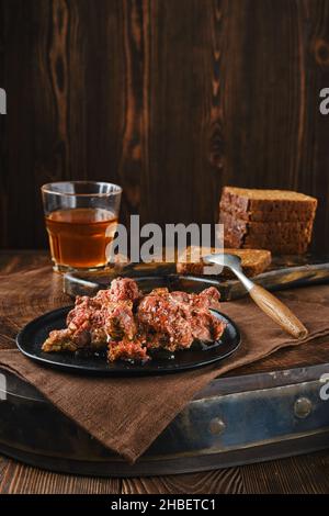 Stufato di carne di cervo in scatola fatto in casa su un piatto Foto Stock