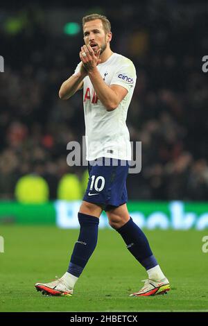 Londra, Regno Unito. 19th Dic 2021. Harry Kane di Tottenham Hotspur aggancia i fan dopo il gioco. Premier League Match, Tottenham Hotspur v Liverpool al Tottenham Hotspur Stadium di Londra domenica 19th dicembre 2021. Questa immagine può essere utilizzata solo a scopo editoriale. Solo per uso editoriale, licenza richiesta per uso commerciale. Nessun uso in scommesse, giochi o un singolo club/campionato/player pubblicazioni. pic di Steffan Bowen/Andrew Orchard sport fotografia/Alamy Live news credito: Andrew Orchard sport fotografia/Alamy Live News Foto Stock