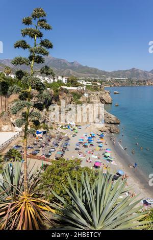 Spiaggia di Calahonda affollata di bagnanti visti dal Balcon de Europa. Nerja, Costa del Sol, Provincia di Malaga, Andalusia, Spagna meridionale. Foto Stock