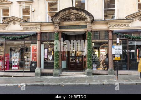 Il negozio House of Fraser Jolly's è uno dei più antichi grandi magazzini d'Europa. Decorato per Natale. Milsom Street, Bath, Somerset, Inghilterra. Foto Stock