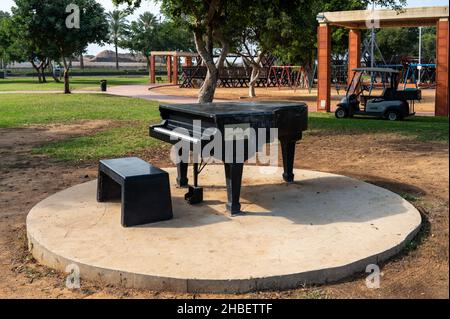 Pianoforte nero nel parco durante il primo piano della giornata Foto Stock