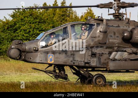 Kaposujlak, Ungheria - 5 giugno 2021: US Army Boeing AH-64 elicottero militare Apache alla base aerea. Aviazione e rotorcraft. Trasporto e airlift. Vola a. Foto Stock