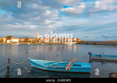 Bella vista della città di Nin con barche ormeggiate, Dalmazia, Croazia Foto Stock
