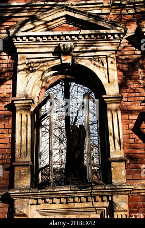 Vista rovinata di una vecchia casa del diciannovesimo secolo nella città di Dnepropetrovsk, Ucraina. Vista delle aperture delle finestre senza cornici. Foto Stock