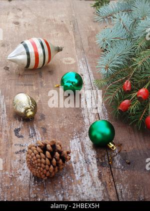 Albero di Natale con decorazioni retrò su tavole rustiche di legno, sfondo stagionale vintage Foto Stock