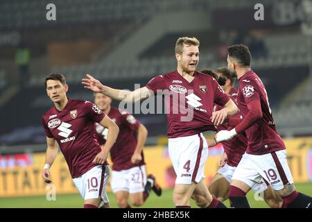 Torino, Italia. 19th Dic 2021. Tommaso Pobega (Torino FC) festeggia l'obiettivo durante il Torino FC vs Hellas Verona FC, calcio italiano Serie A a a Torino, Italia, Dicembre 19 2021 credito: Agenzia fotografica indipendente/Alamy Live News Foto Stock