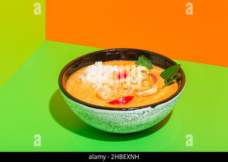 Zuppa tailandese Tom Yum Goong Nam Kon con gamberi, funghi Enoki e peperoncino fresco Foto Stock