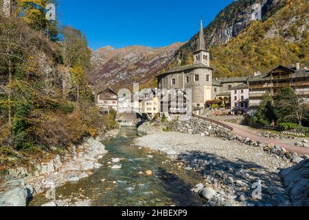 Il bellissimo borgo di Campertorno, in autunno, in Valsesia (Val Sesia). Provincia di Vercelli, Piemonte, Italia. Foto Stock