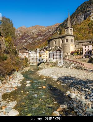 Il bellissimo borgo di Campertorno, in autunno, in Valsesia (Val Sesia). Provincia di Vercelli, Piemonte, Italia. Foto Stock