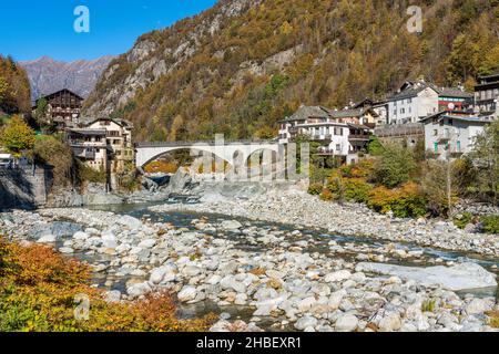 Il bellissimo villaggio di Piode, durante la stagione autunnale, in Valsesia (Val Sesia). Provincia di Vercelli, Piemonte, Italia. Foto Stock