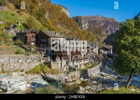 Il bellissimo villaggio di Rassa, durante la stagione autunnale, in Valsesia (Val Sesia). Provincia di Vercelli, Piemonte, Italia. Foto Stock