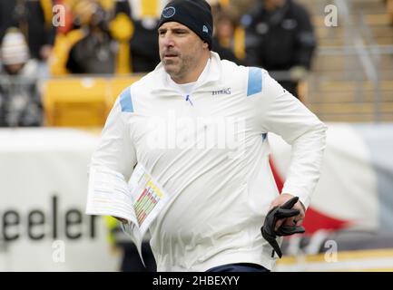 Pittsbugh, Stati Uniti. 19th Dic 2021. Il capo allenatore dei Tennessee Titans Mike Vrabel corre sul campo prima dell'inizio della partita contro i Pittsburgh Steelers a Heinz Field domenica 19 dicembre 2021. Foto di Archie Carpenter/UPI Credit: UPI/Alamy Live News Foto Stock