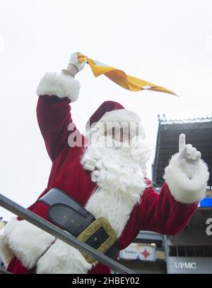 Pittsbugh, Stati Uniti. 19th Dic 2021. I fan di Pittsburgh Steelers come Santa Waves il terribile asciugamano prima dell'inizio della partita dei Pittsburgh Steelers e dei Tennessee Titans all'Heinz Field di domenica 19 dicembre 2021. Foto di Archie Carpenter/UPI Credit: UPI/Alamy Live News Foto Stock