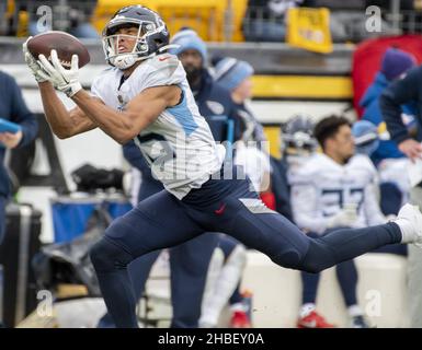 Pittsbugh, Stati Uniti. 19th Dic 2021. Tennessee Titans ampio ricevitore Nick Westbrook-Ikhine (15) quasi cattura ma scende un passaggio nel secondo trimestre contro i Pittsburgh Steelers a Heinz Field Domenica, 19 dicembre 2021. Foto di Archie Carpenter/UPI Credit: UPI/Alamy Live News Foto Stock