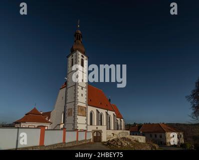 Kajov villaggio con grande chiesa con alta torre in inverno blu cielo giorno di colore Foto Stock