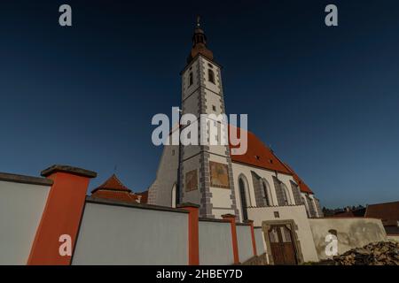 Kajov villaggio con grande chiesa con alta torre in inverno blu cielo giorno di colore Foto Stock