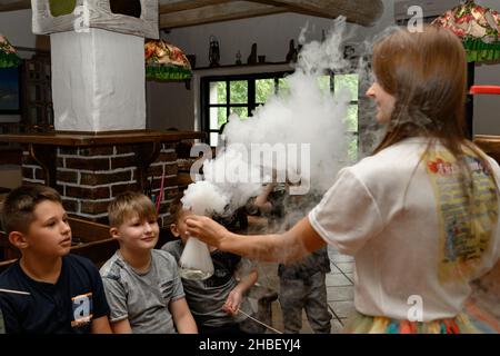 Valle, Ucraina 23 luglio 2021: Mostra di animazione per bambini, ghiaccio  secco e azoto, mostra di fumo per bambini, ghiaccio secco e azoto liquido  Foto stock - Alamy