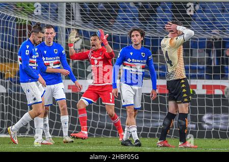 Genova, Italia. 19th Dic 2021. Emil Mulyadi Audero (Sampdoria) delusione durante UC Sampdoria vs Venezia FC, calcio italiano Serie A partita a Genova, Italia, dicembre 19 2021 Credit: Independent Photo Agency/Alamy Live News Foto Stock