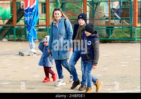 Lviv, Ucraina 27 agosto 2021: Passeggiata di famiglia attraverso lo zoo, giardini zoologici di Ucraina. Foto Stock